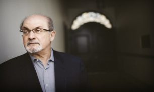 سلمان رشدي على جهاز التنفس وقد يفقد عينه... والفاعل لبناني  image